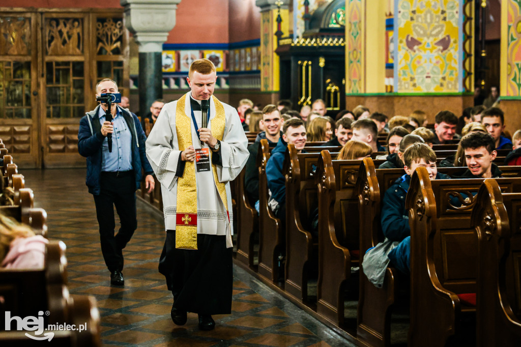 Noc Świętych w Sanktuarium Matki Bożej Królowej Rodzin w Chorzelowie