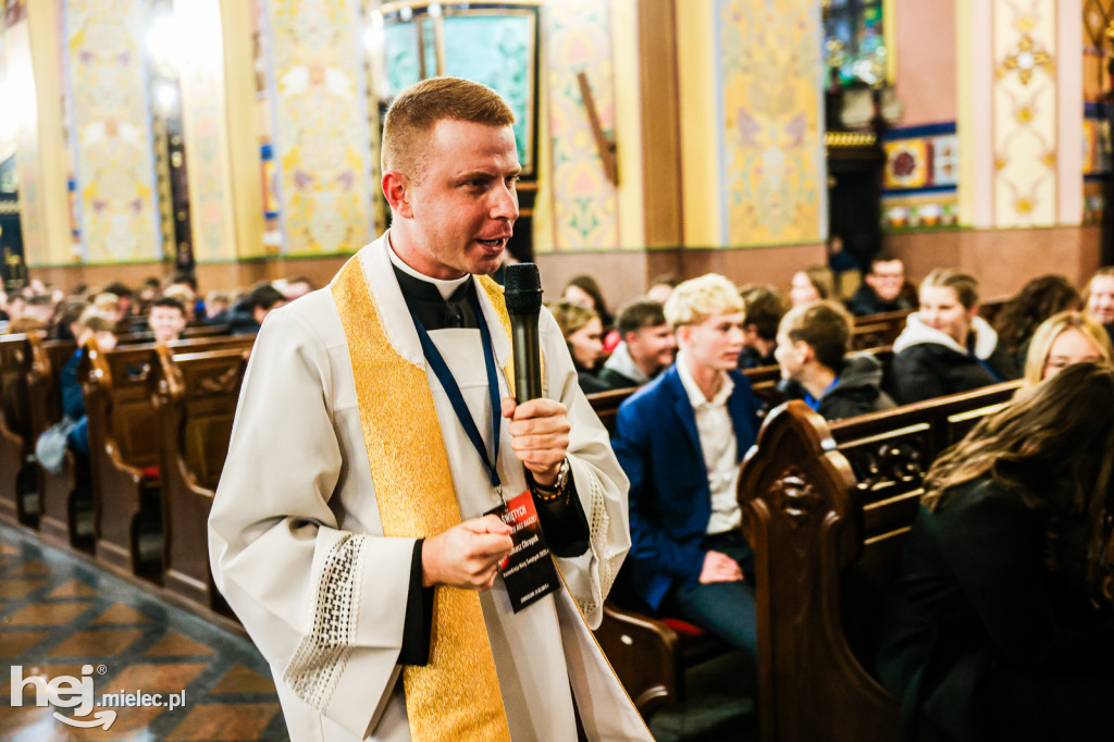 Noc Świętych w Sanktuarium Matki Bożej Królowej Rodzin w Chorzelowie
