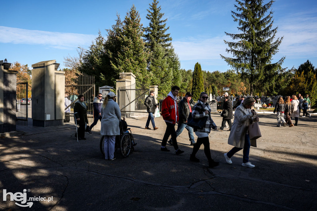 Wszystkich Świętych - 1 listopada na Cmentarzu Komunalnym