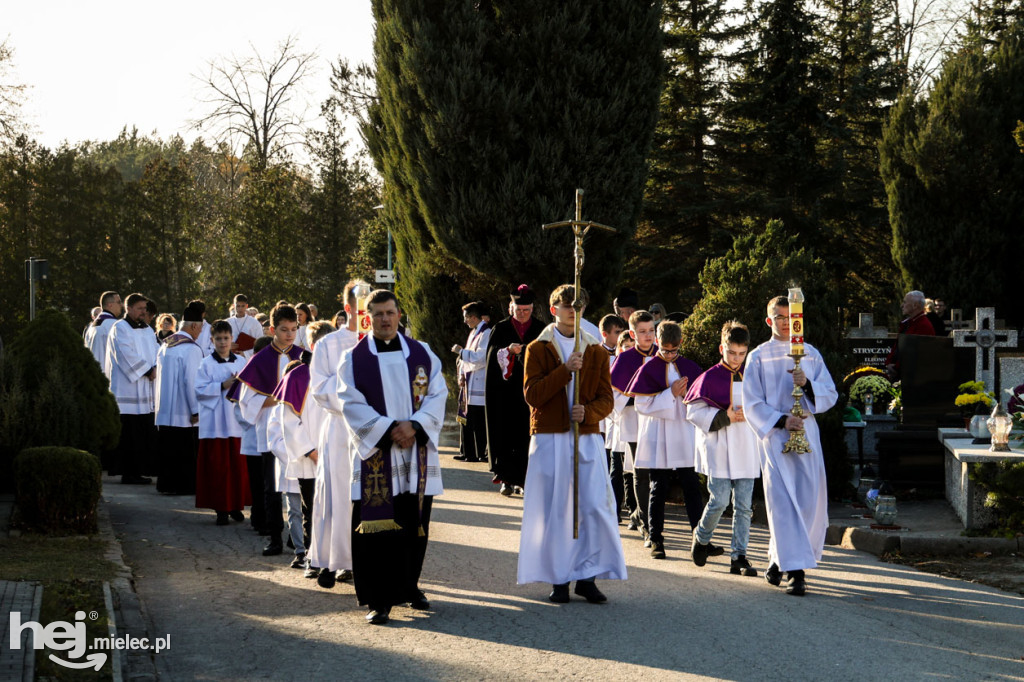 Wszystkich Świętych - 1 listopada na Cmentarzu Komunalnym