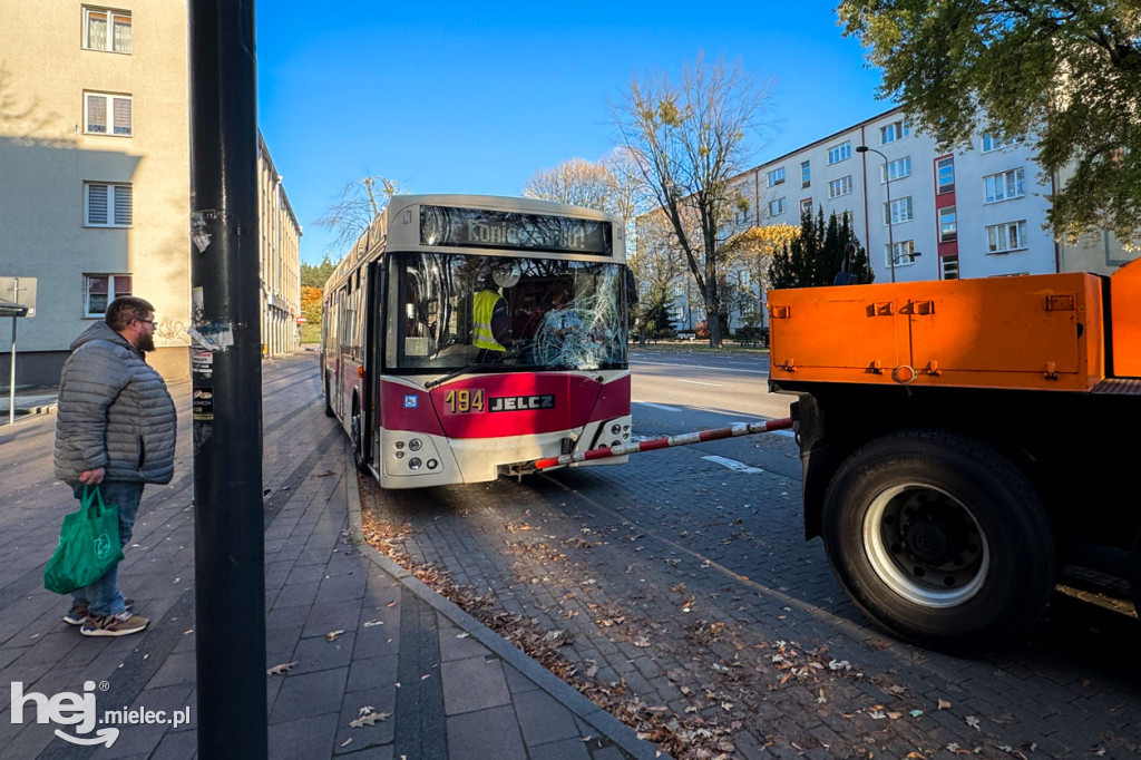 Autobus uderzył w drzewo w centrum Mielca