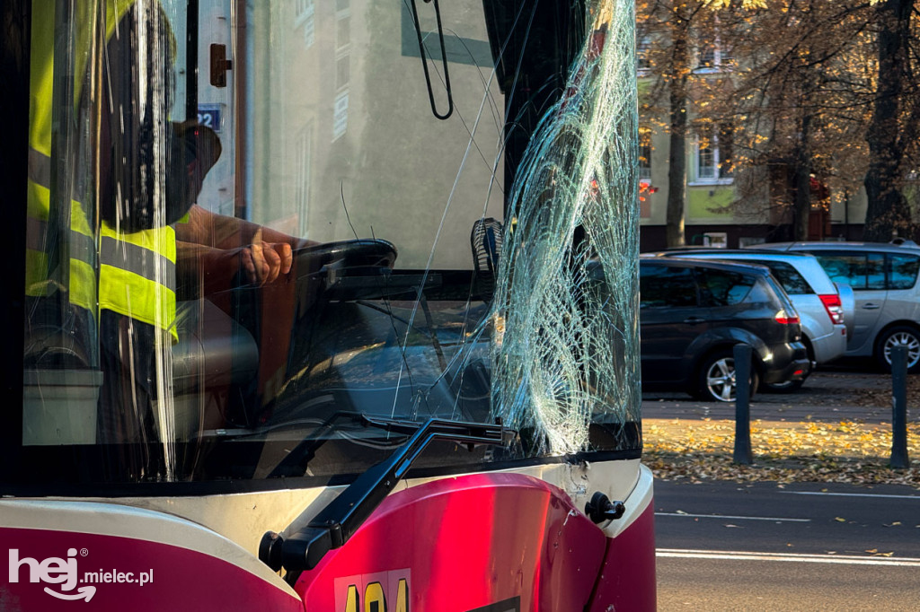 Autobus uderzył w drzewo w centrum Mielca