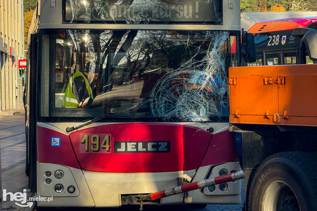 Autobus uderzył w drzewo w centrum Mielca
