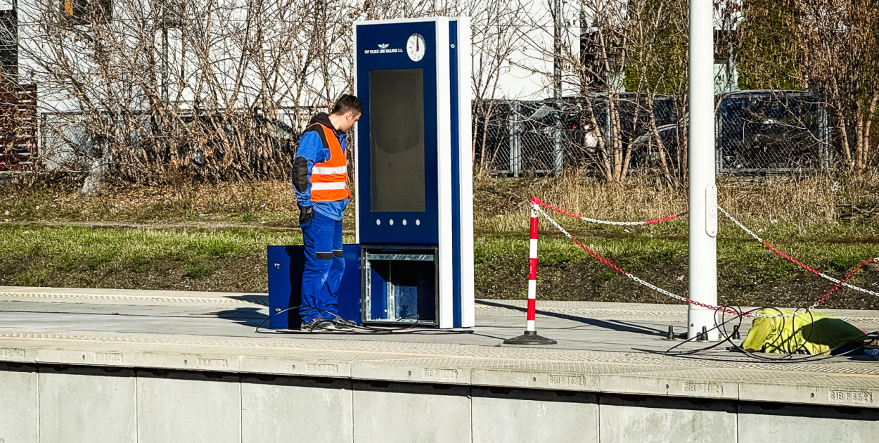 Wyświetlacz i głośniki na stacji PKP Mielec
