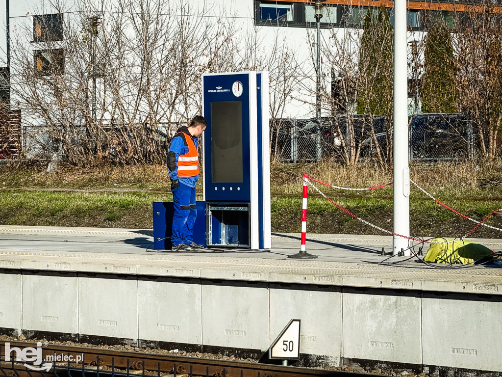 Wyświetlacz i głośniki na stacji PKP Mielec