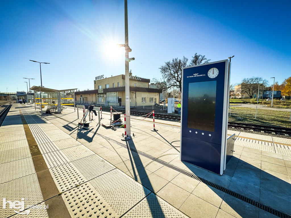 Wyświetlacz i głośniki na stacji PKP Mielec