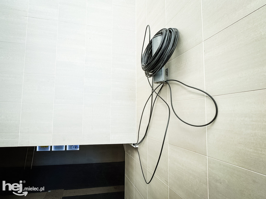 Wyświetlacz i głośniki na stacji PKP Mielec