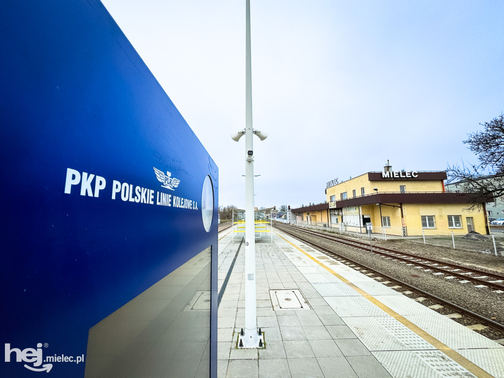 Wyświetlacz i głośniki na stacji PKP Mielec