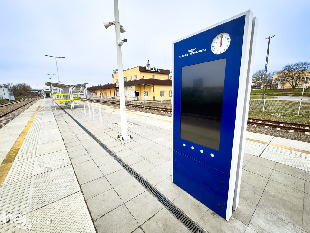 Wyświetlacz i głośniki na stacji PKP Mielec