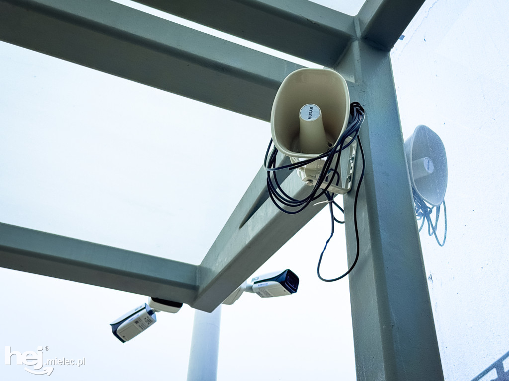 Wyświetlacz i głośniki na stacji PKP Mielec