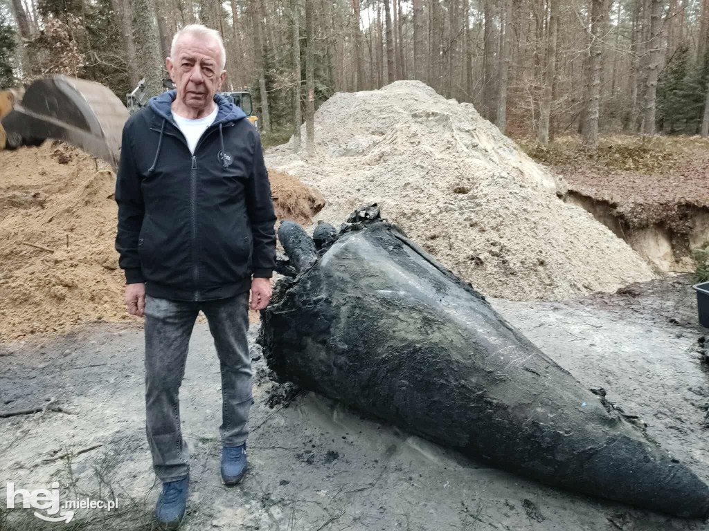 Okrycie rakiety V-2 w lesie, we wsi Blizna