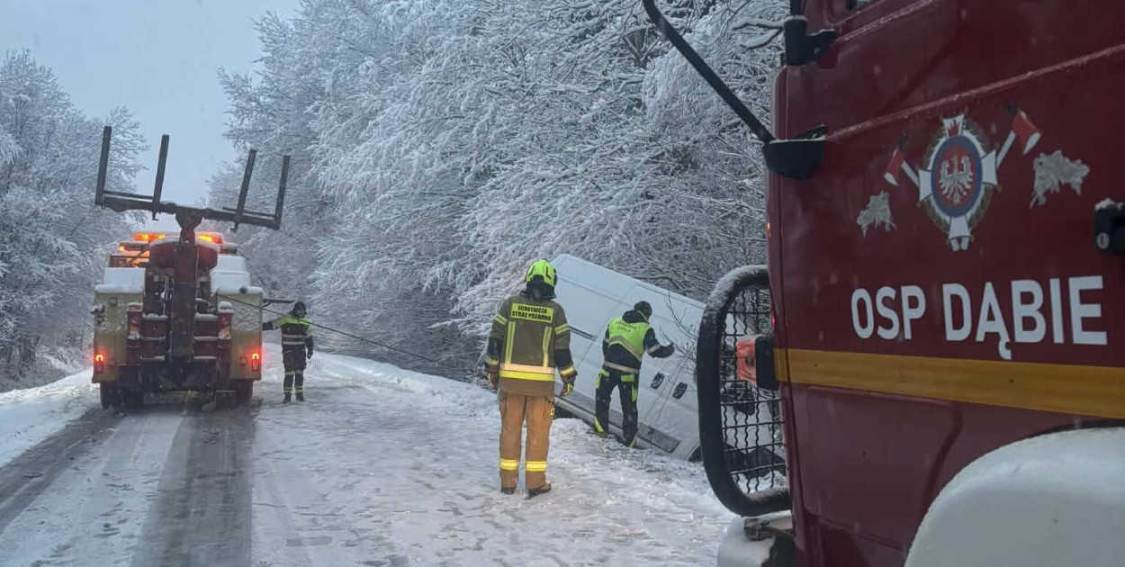 Mokry śnieg łamiący drzewa i śliskie drogi. Strażacy z powiatu z wezwaniami