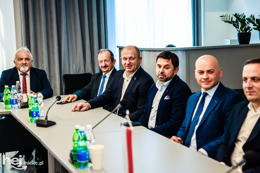 Umowa na budowę nowoczesnej podstacji Podkarpackiego Pogotowia Ratunkowego w Radomyślu Wielkim