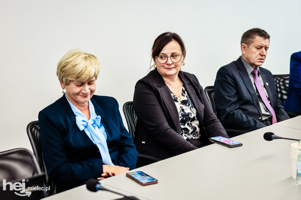 Umowa na budowę nowoczesnej podstacji Podkarpackiego Pogotowia Ratunkowego w Radomyślu Wielkim