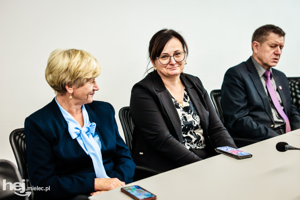 Umowa na budowę nowoczesnej podstacji Podkarpackiego Pogotowia Ratunkowego w Radomyślu Wielkim