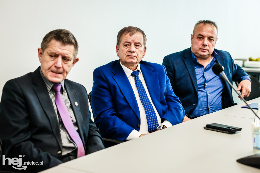 Umowa na budowę nowoczesnej podstacji Podkarpackiego Pogotowia Ratunkowego w Radomyślu Wielkim