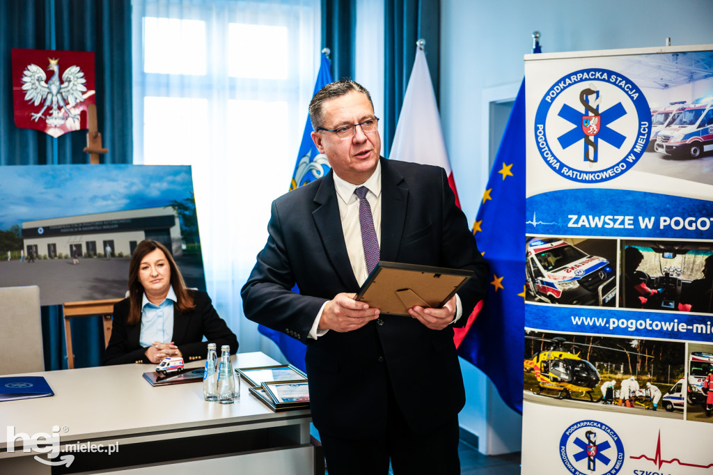 Umowa na budowę nowoczesnej podstacji Podkarpackiego Pogotowia Ratunkowego w Radomyślu Wielkim