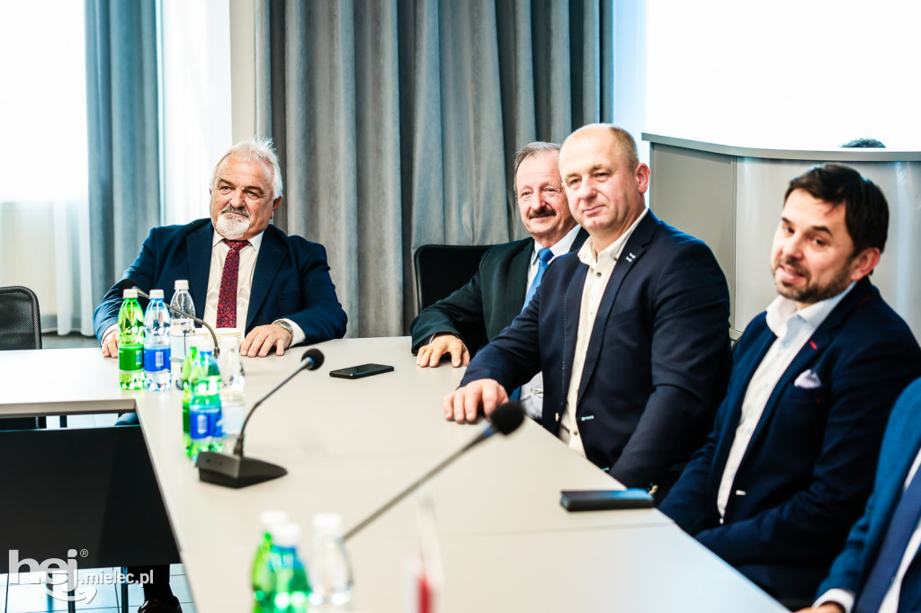 Umowa na budowę nowoczesnej podstacji Podkarpackiego Pogotowia Ratunkowego w Radomyślu Wielkim