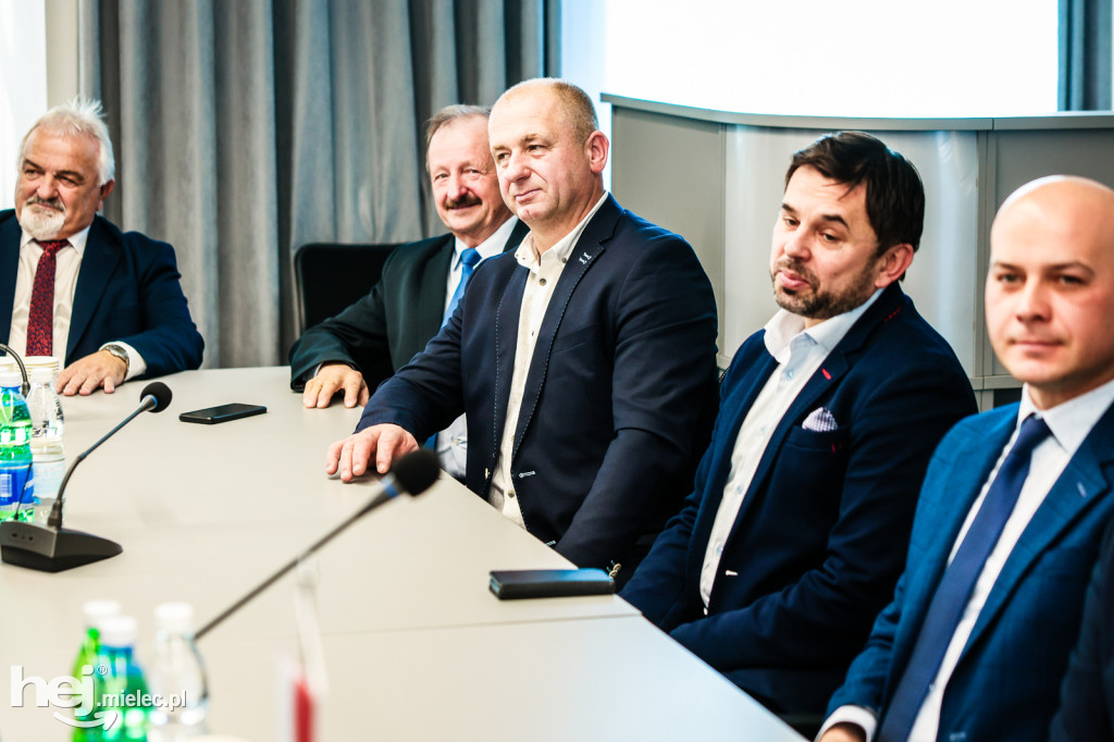 Umowa na budowę nowoczesnej podstacji Podkarpackiego Pogotowia Ratunkowego w Radomyślu Wielkim