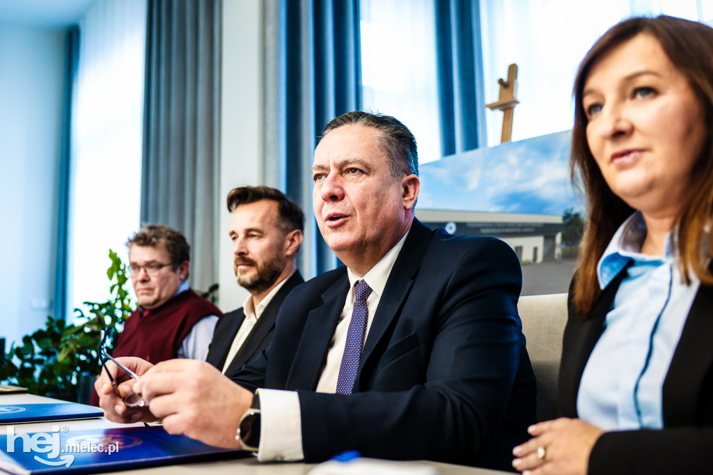 Umowa na budowę nowoczesnej podstacji Podkarpackiego Pogotowia Ratunkowego w Radomyślu Wielkim