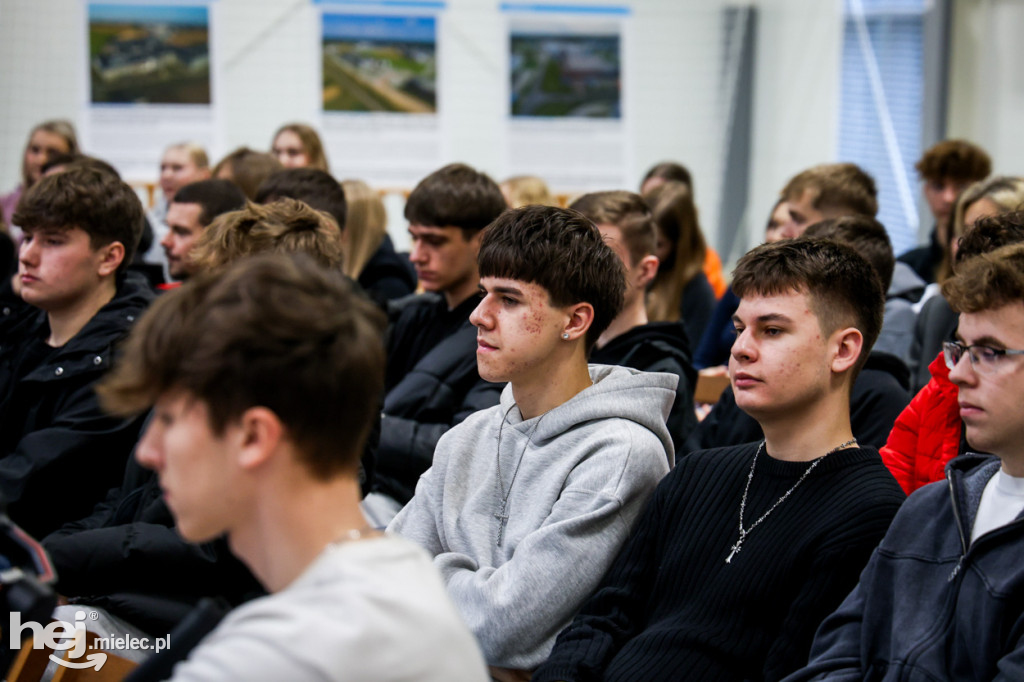 Debata Oksfordzka: Czy przyszłość młodych jest w Mielcu