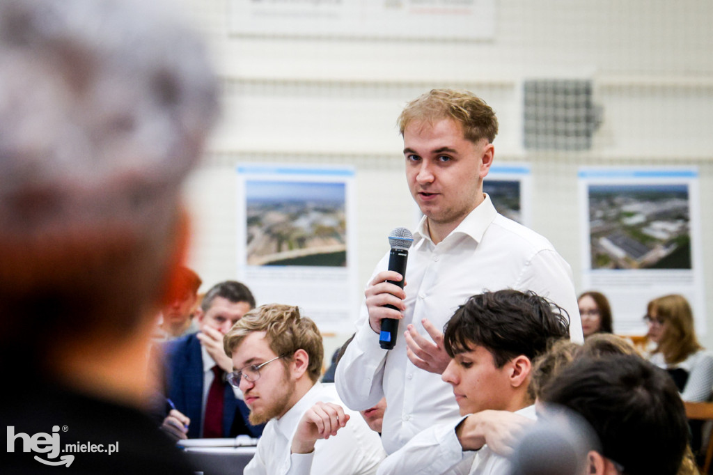 Debata Oksfordzka: Czy przyszłość młodych jest w Mielcu