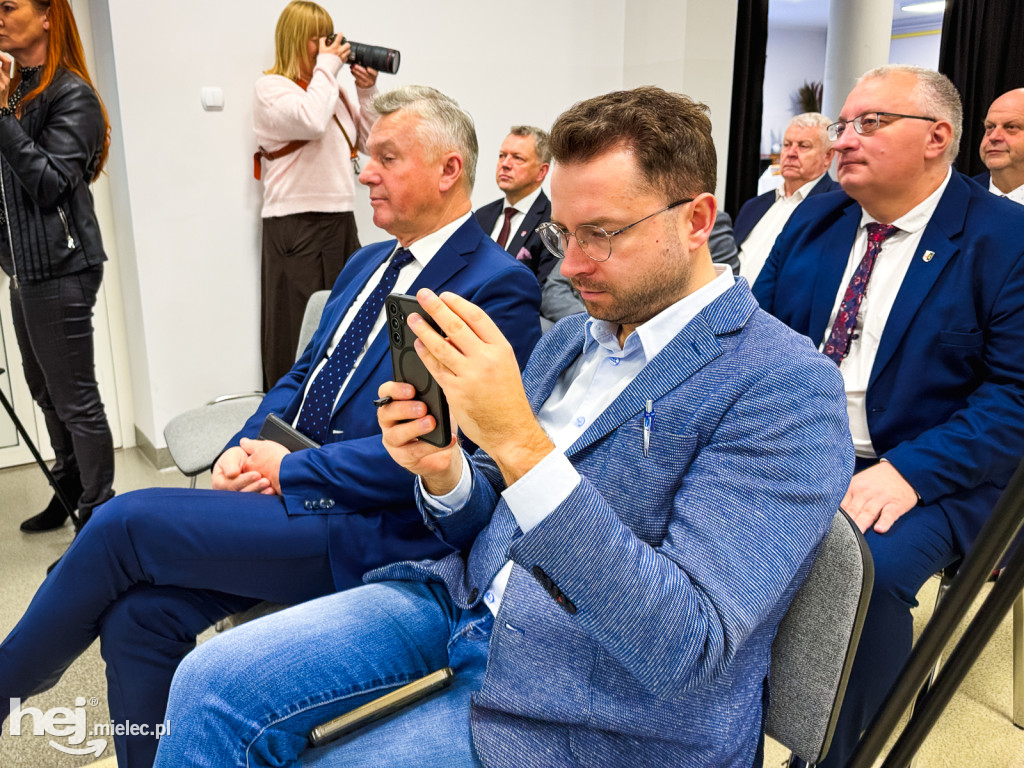 Uroczyste podpisanie umów dotyczących koncepcji dróg w powiecie i regionie