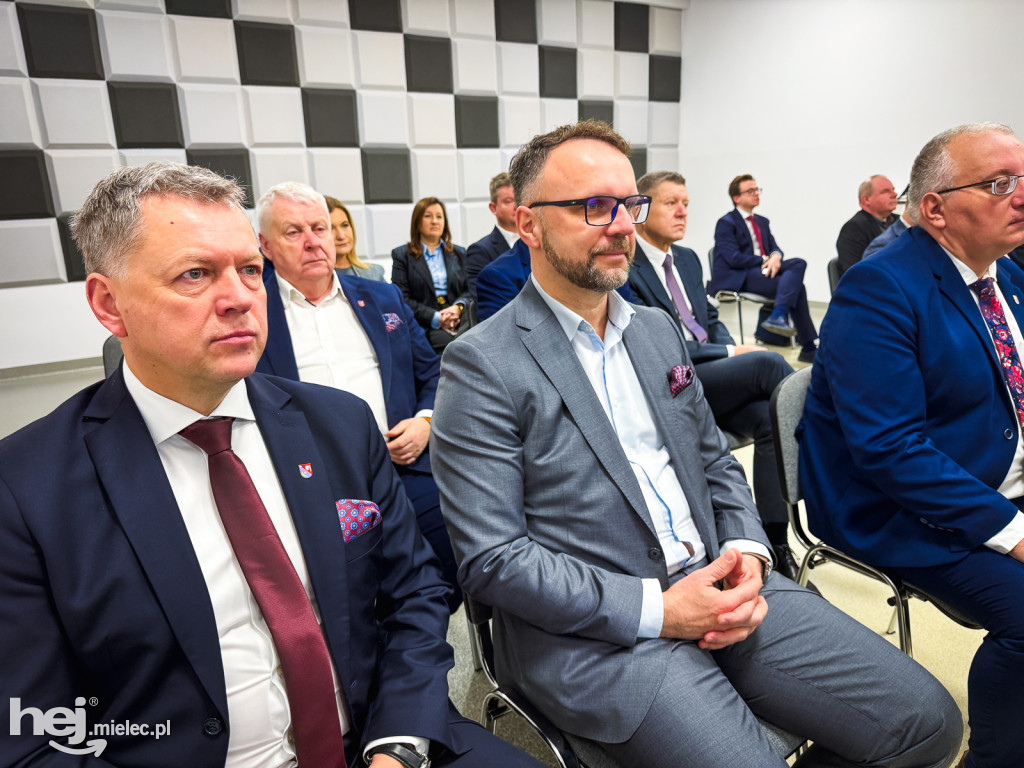 Uroczyste podpisanie umów dotyczących koncepcji dróg w powiecie i regionie