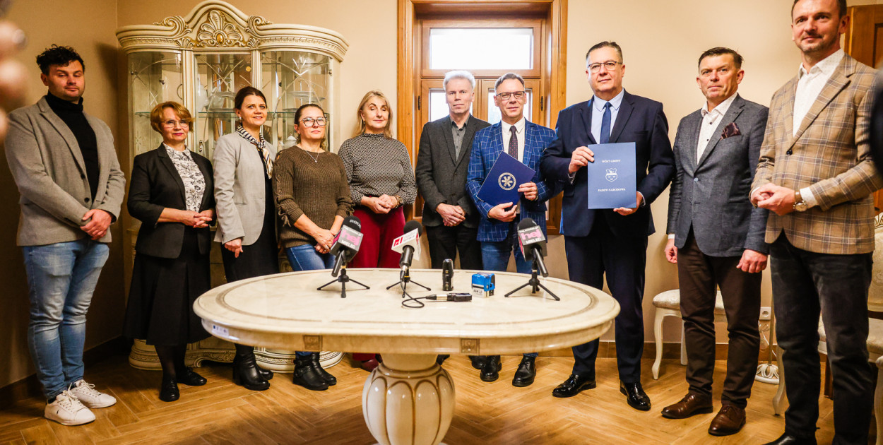 Uroczystość podpisania listu intencyjnego między Gminą Padew Narodowa a Podkarpacką Stacją Pogotowia Ratunkowego w Mielcu