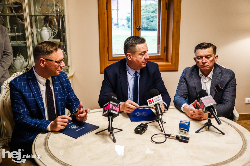 Uroczystość podpisania listu intencyjnego między Gminą Padew Narodowa a Podkarpacką Stacją Pogotowia Ratunkowego w Mielcu