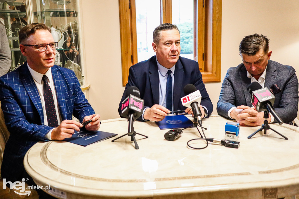 Uroczystość podpisania listu intencyjnego między Gminą Padew Narodowa a Podkarpacką Stacją Pogotowia Ratunkowego w Mielcu