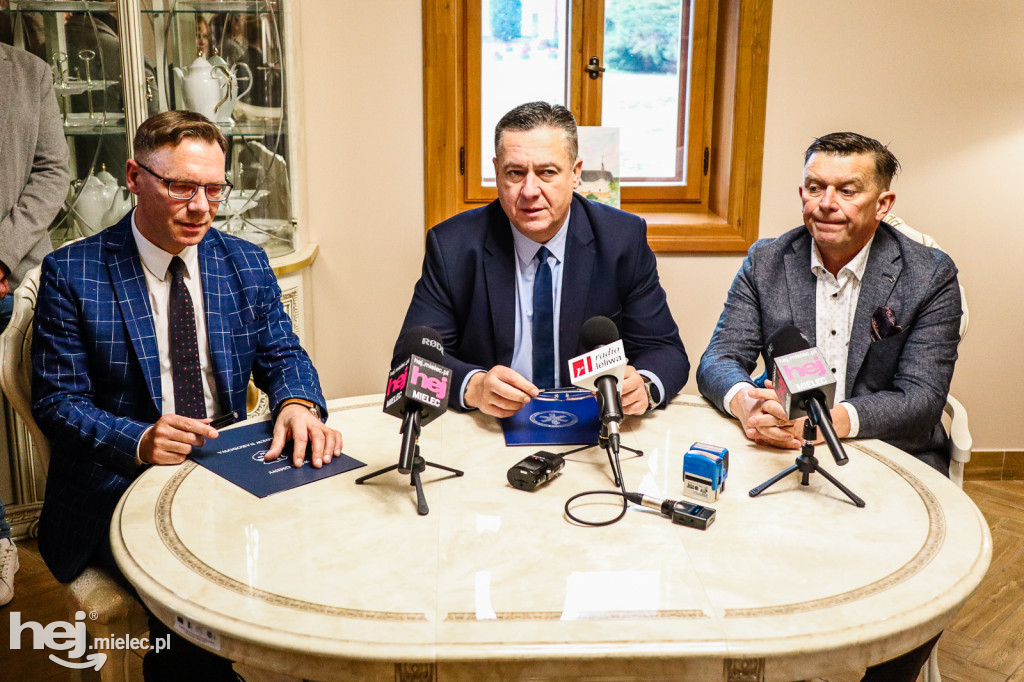 Uroczystość podpisania listu intencyjnego między Gminą Padew Narodowa a Podkarpacką Stacją Pogotowia Ratunkowego w Mielcu