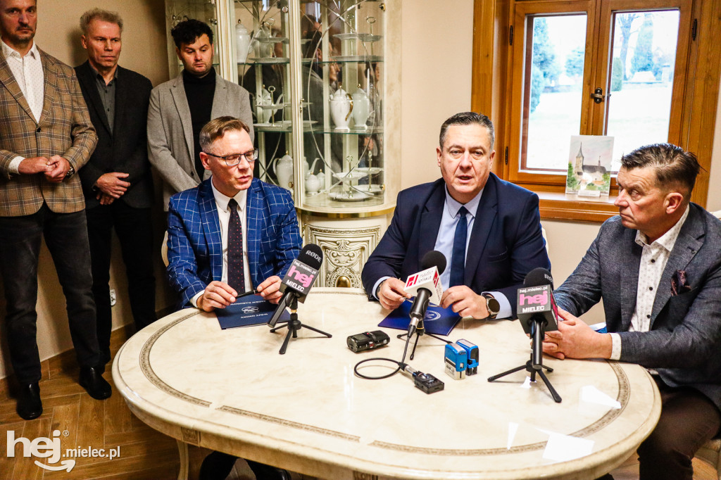 Uroczystość podpisania listu intencyjnego między Gminą Padew Narodowa a Podkarpacką Stacją Pogotowia Ratunkowego w Mielcu