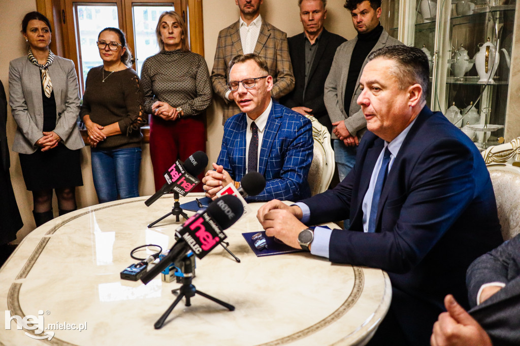 Uroczystość podpisania listu intencyjnego między Gminą Padew Narodowa a Podkarpacką Stacją Pogotowia Ratunkowego w Mielcu