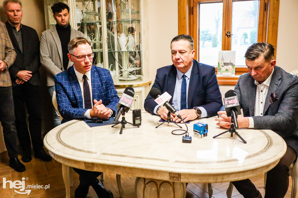 Uroczystość podpisania listu intencyjnego między Gminą Padew Narodowa a Podkarpacką Stacją Pogotowia Ratunkowego w Mielcu