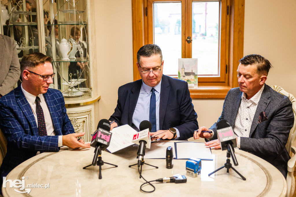 Uroczystość podpisania listu intencyjnego między Gminą Padew Narodowa a Podkarpacką Stacją Pogotowia Ratunkowego w Mielcu