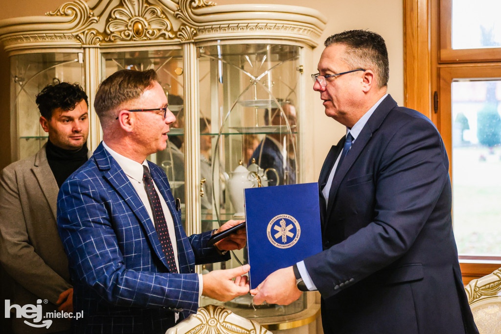 Uroczystość podpisania listu intencyjnego między Gminą Padew Narodowa a Podkarpacką Stacją Pogotowia Ratunkowego w Mielcu