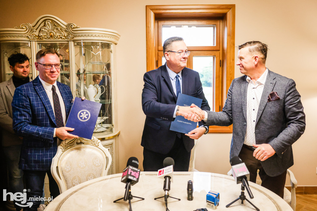 Uroczystość podpisania listu intencyjnego między Gminą Padew Narodowa a Podkarpacką Stacją Pogotowia Ratunkowego w Mielcu