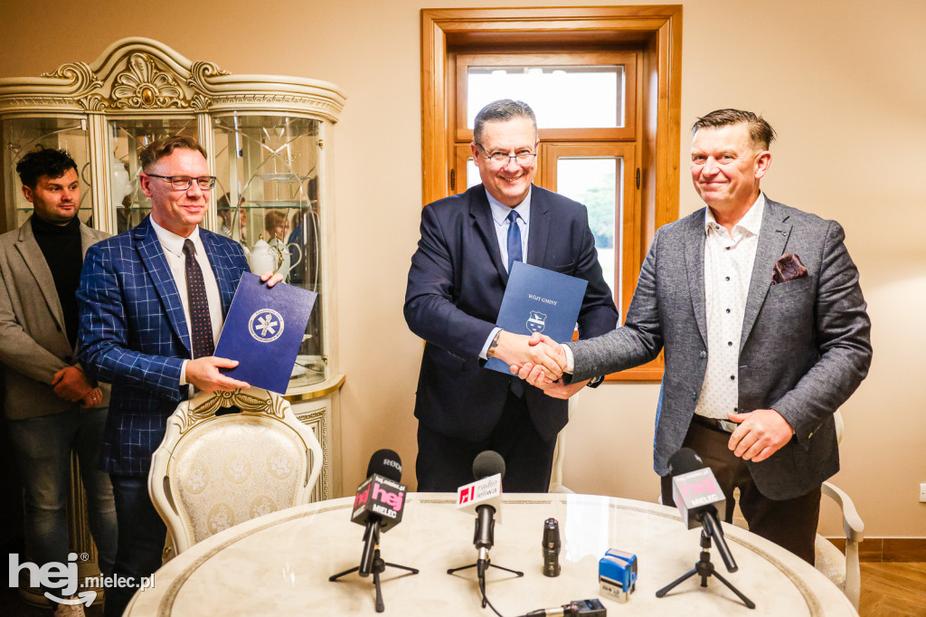 Uroczystość podpisania listu intencyjnego między Gminą Padew Narodowa a Podkarpacką Stacją Pogotowia Ratunkowego w Mielcu