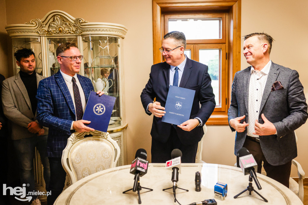 Uroczystość podpisania listu intencyjnego między Gminą Padew Narodowa a Podkarpacką Stacją Pogotowia Ratunkowego w Mielcu