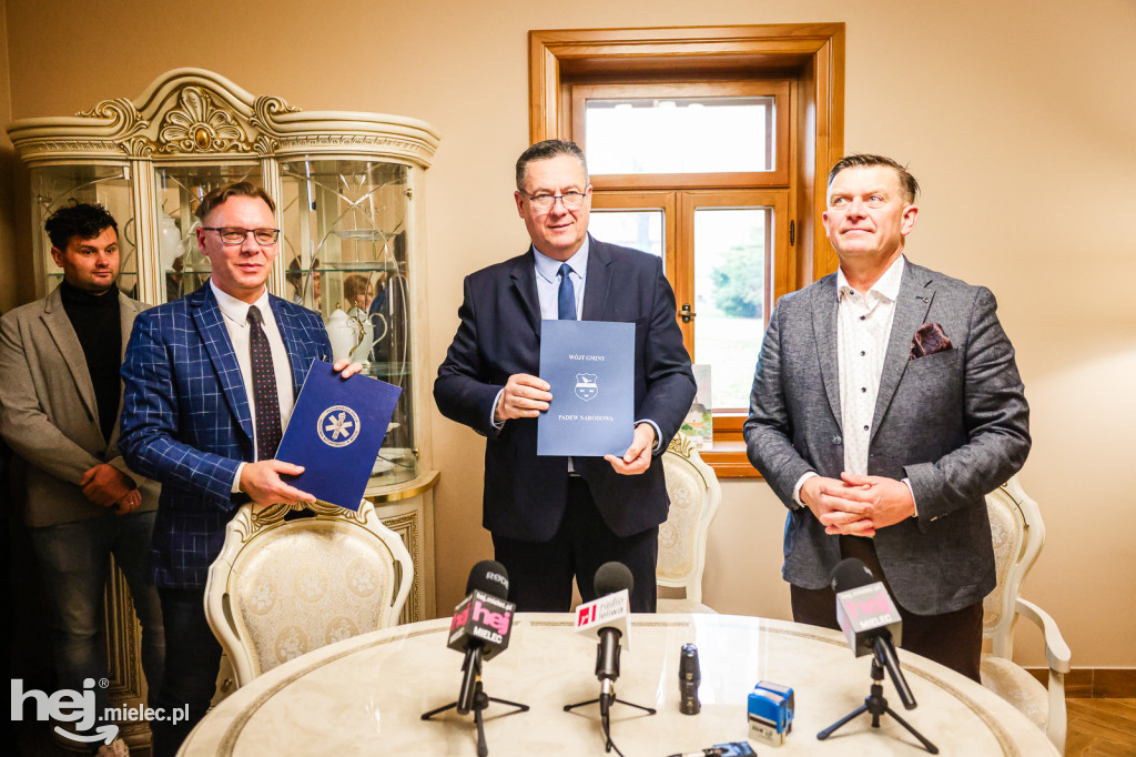 Uroczystość podpisania listu intencyjnego między Gminą Padew Narodowa a Podkarpacką Stacją Pogotowia Ratunkowego w Mielcu