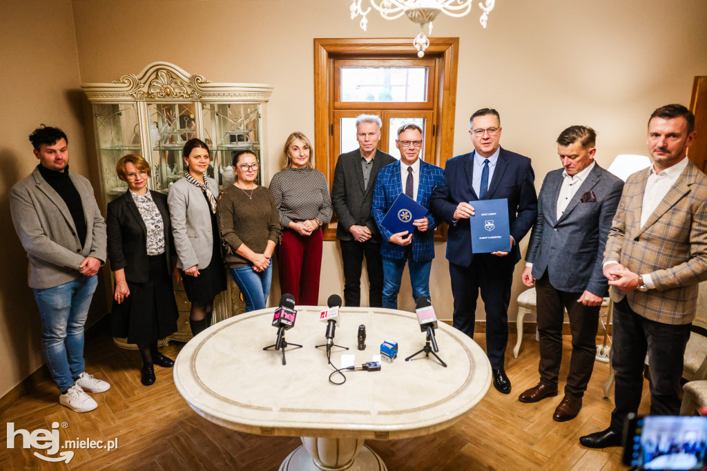 Uroczystość podpisania listu intencyjnego między Gminą Padew Narodowa a Podkarpacką Stacją Pogotowia Ratunkowego w Mielcu