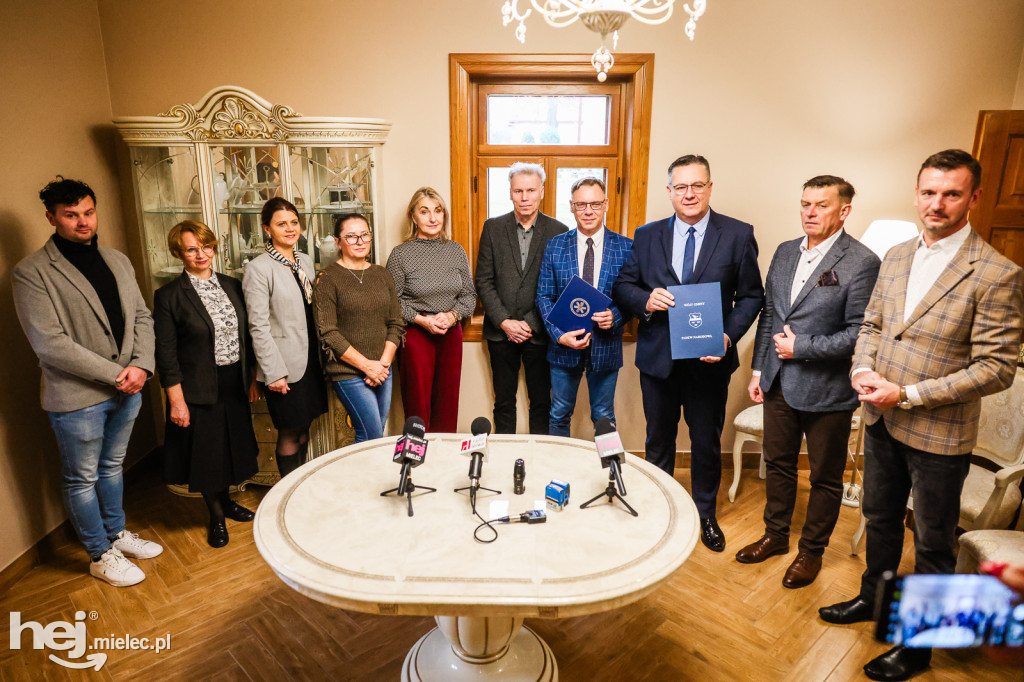 Uroczystość podpisania listu intencyjnego między Gminą Padew Narodowa a Podkarpacką Stacją Pogotowia Ratunkowego w Mielcu