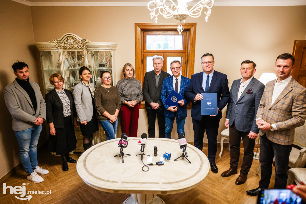 Uroczystość podpisania listu intencyjnego między Gminą Padew Narodowa a Podkarpacką Stacją Pogotowia Ratunkowego w Mielcu