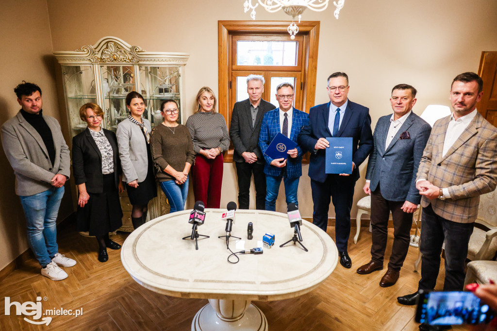 Uroczystość podpisania listu intencyjnego między Gminą Padew Narodowa a Podkarpacką Stacją Pogotowia Ratunkowego w Mielcu