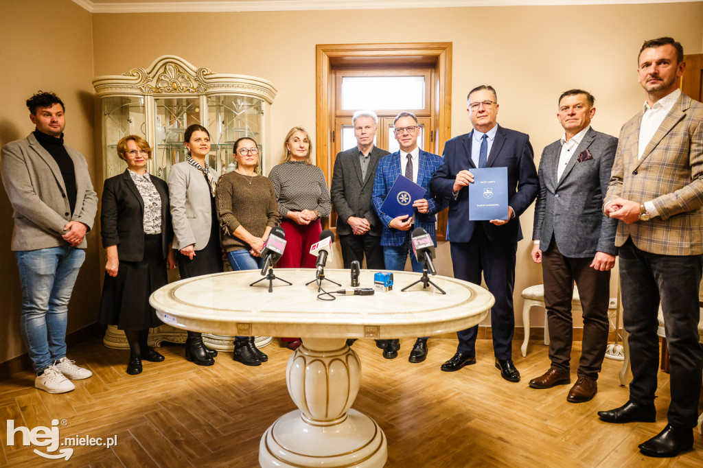 Uroczystość podpisania listu intencyjnego między Gminą Padew Narodowa a Podkarpacką Stacją Pogotowia Ratunkowego w Mielcu