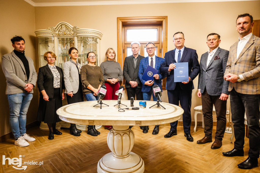 Uroczystość podpisania listu intencyjnego między Gminą Padew Narodowa a Podkarpacką Stacją Pogotowia Ratunkowego w Mielcu