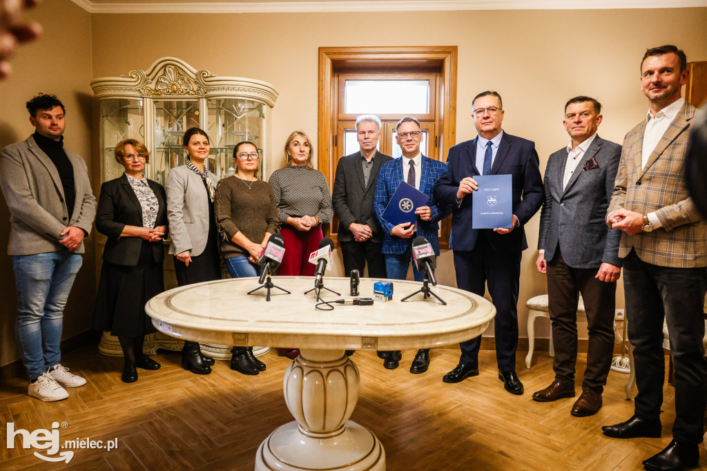 Uroczystość podpisania listu intencyjnego między Gminą Padew Narodowa a Podkarpacką Stacją Pogotowia Ratunkowego w Mielcu