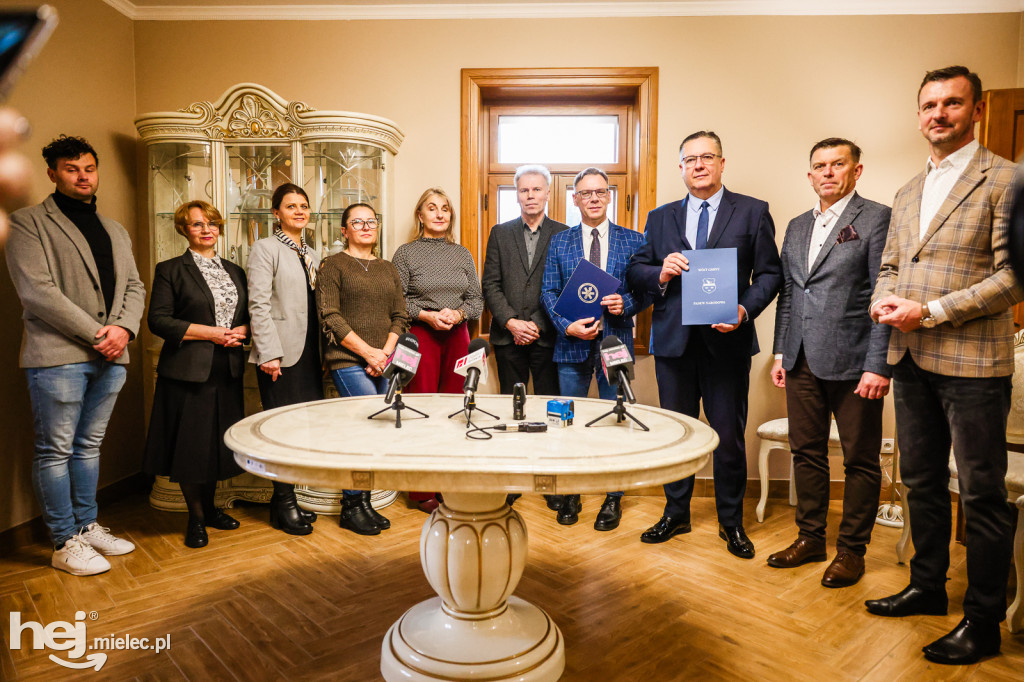 Uroczystość podpisania listu intencyjnego między Gminą Padew Narodowa a Podkarpacką Stacją Pogotowia Ratunkowego w Mielcu