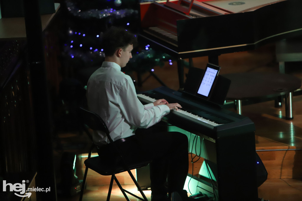 Koncert kolęd w Państwowej Szkole Muzycznej w Mielcu